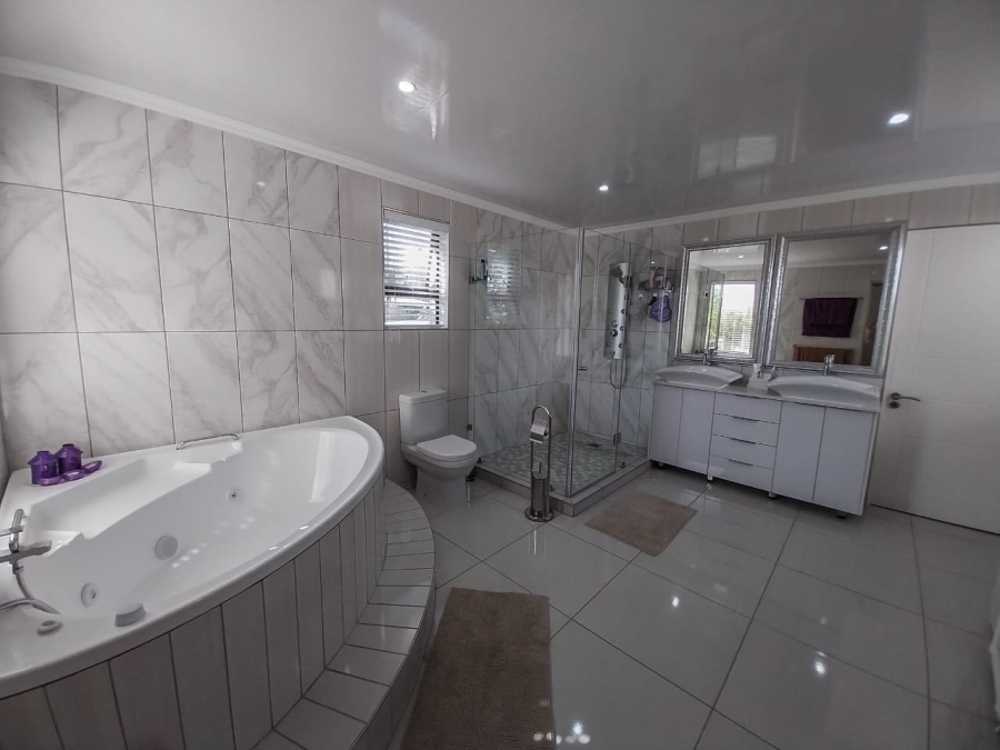 5 Bedroom Property for Sale in Meerhof North West